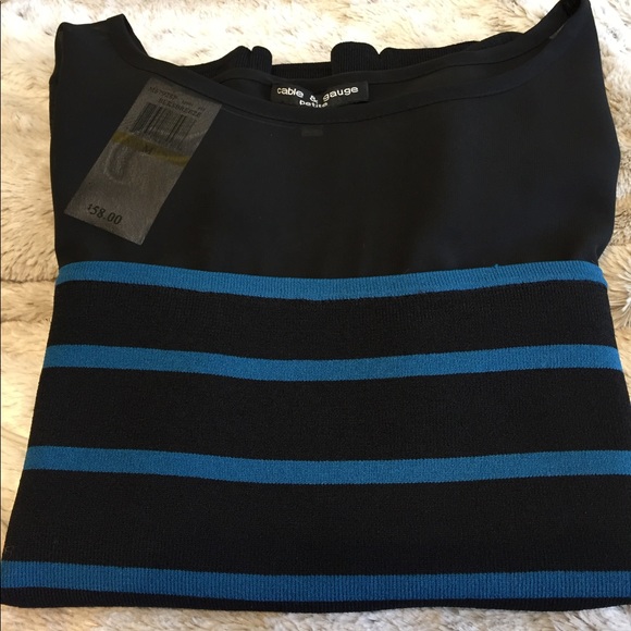 Sophisticated and Pretty Top by Cable and Gauge - Picture 6 of 8